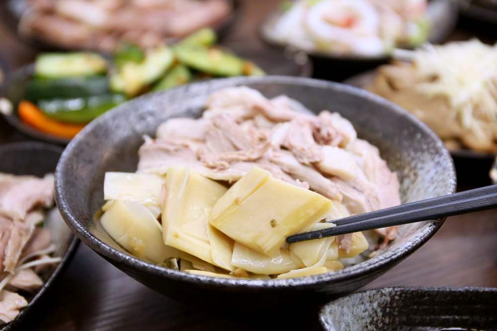 無骨鵝肉切盤好鮮甜 特製香濃鵝汁好下飯 還有鵝內臟、開胃涼菜 華暘香鵝肉飯專賣