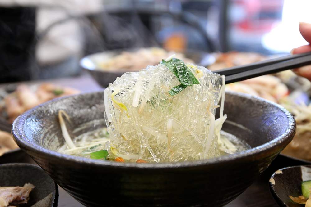 無骨鵝肉切盤好鮮甜 特製香濃鵝汁好下飯 還有鵝內臟、開胃涼菜 華暘香鵝肉飯專賣