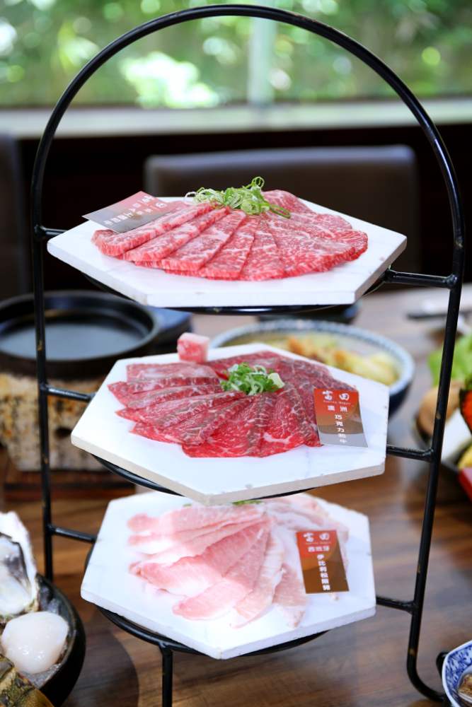 富田燒肉 北屯燒肉店推薦 一次把日本和牛燒肉以及鮮美龍蝦火鍋收進肚子裡，好滿足！