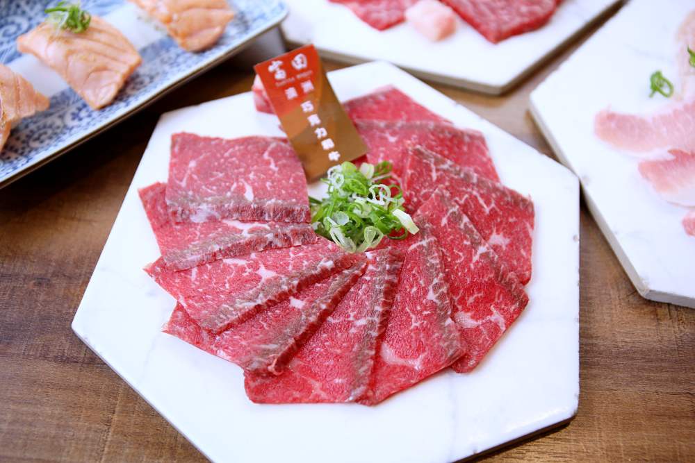 富田燒肉 北屯燒肉店推薦 一次把日本和牛燒肉以及鮮美龍蝦火鍋收進肚子裡，好滿足！