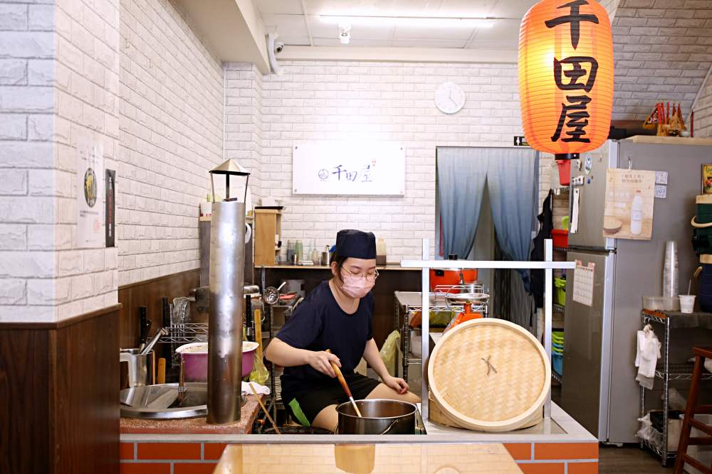 千田屋 草悟道旁復古文青擔仔麵 湯頭自然醇厚 香酥雞腿大推！