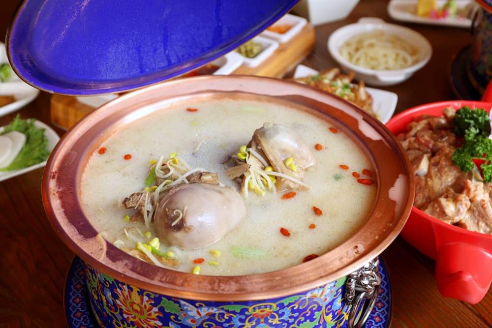 六分田私房小館 這家火烔鍋超豪邁！牛骨入湯，大刀牛肉跟排骨一樣大片，超好吃！捷運文心崇德站美食 全台第一家火烔鍋旗艦店