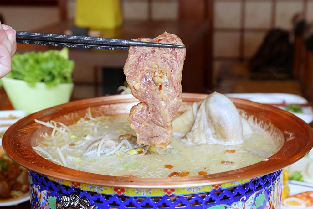 六分田私房小館 這家火烔鍋超豪邁！牛骨入湯，大刀牛肉跟排骨一樣大片，超好吃！捷運文心崇德站美食 全台第一家火烔鍋旗艦店