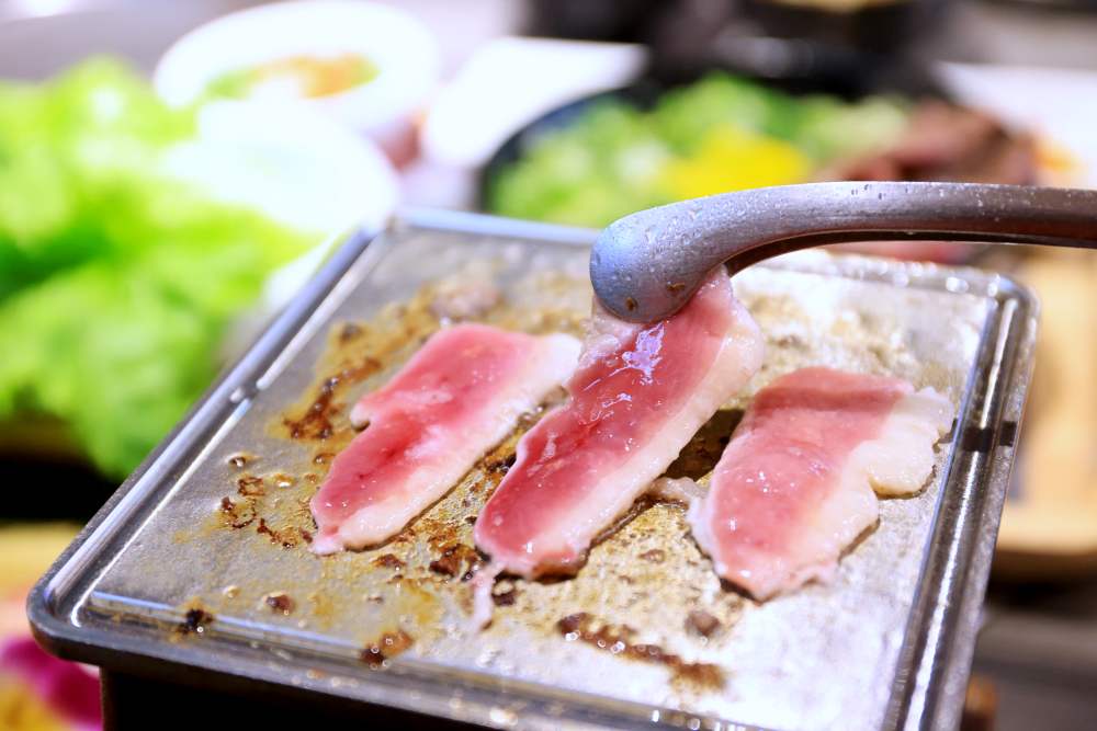 義崎丼健行舖 火鍋+燒肉+丼飯 還有鴨血、熟食區、冰淇淋、飲品等自助吧吃到飽，260元起不收服務費