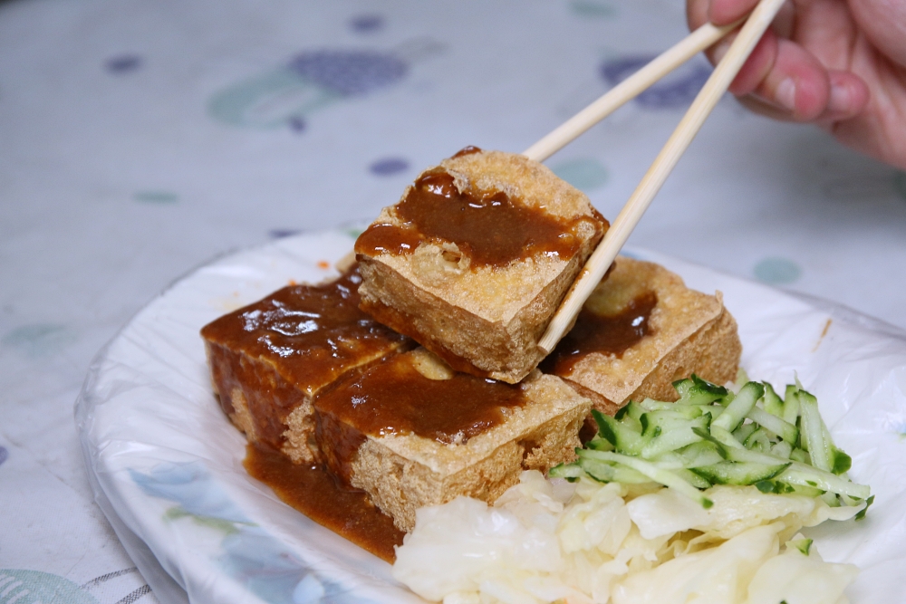 有心臭豆腐 向上市場排隊美食 醬料濃香 有傳統 香酥二種口味