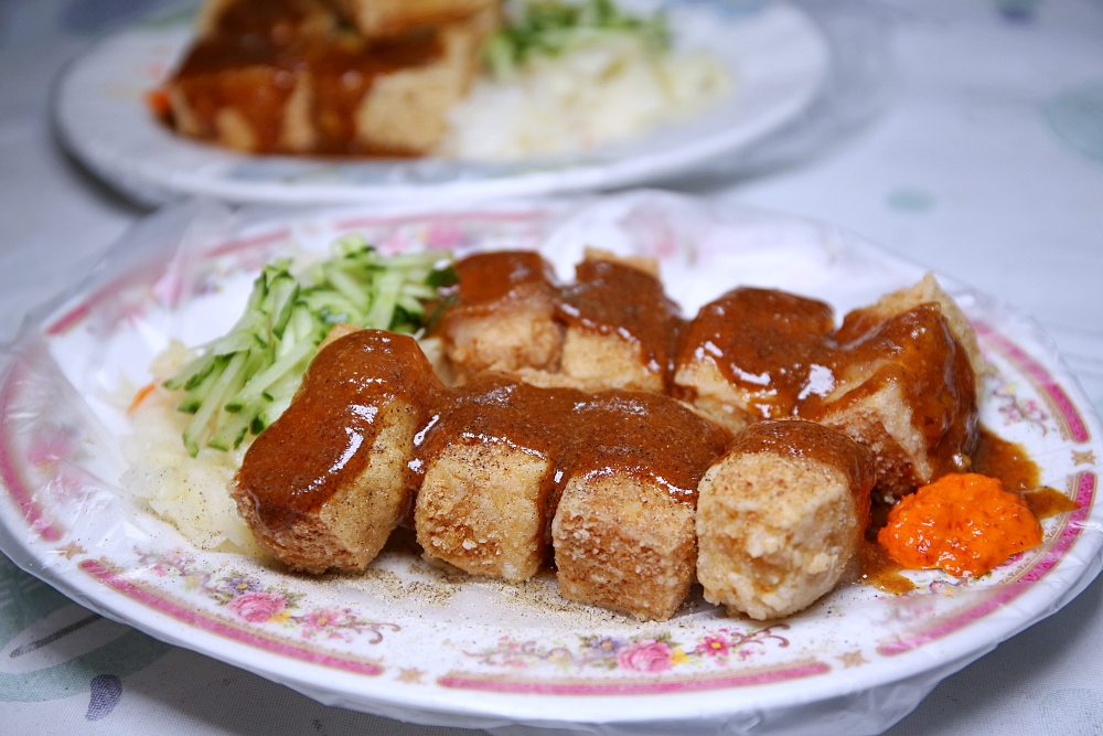 有心臭豆腐 向上市場排隊美食 醬料濃香 有傳統 香酥二種口味