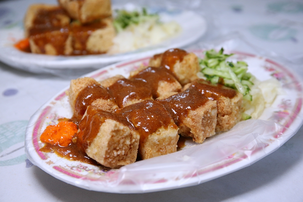 有心臭豆腐 向上市場排隊美食 醬料濃香 有傳統 香酥二種口味