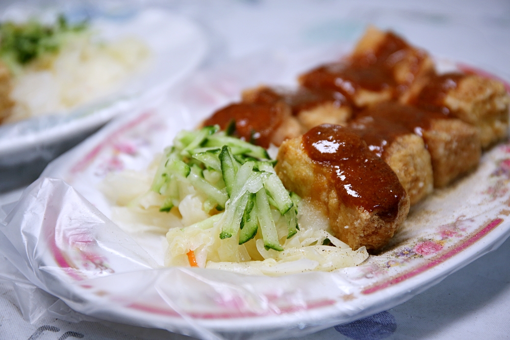 有心臭豆腐 向上市場排隊美食 醬料濃香 有傳統 香酥二種口味