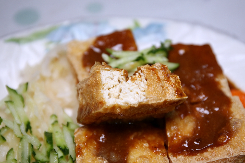 有心臭豆腐 向上市場排隊美食 醬料濃香 有傳統 香酥二種口味