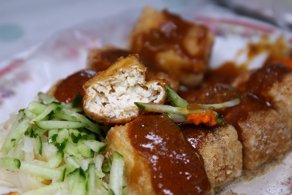 有心臭豆腐 向上市場排隊美食 醬料濃香 有傳統 香酥二種口味