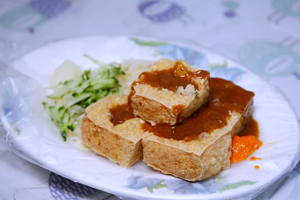 有心臭豆腐 向上市場排隊美食 醬料濃香 有傳統 香酥二種口味