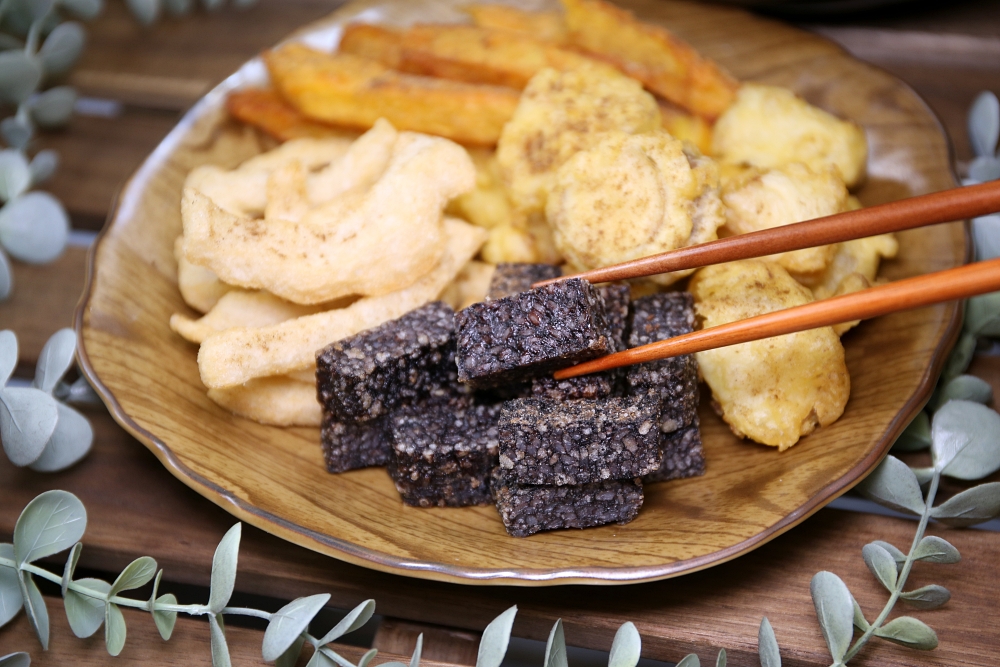 狸長村民食堂精誠店 炸雞煲湯專賣 慢燉雞湯碗碗都有整隻大雞腿 炸雞薄脆有肉汁好涮嘴