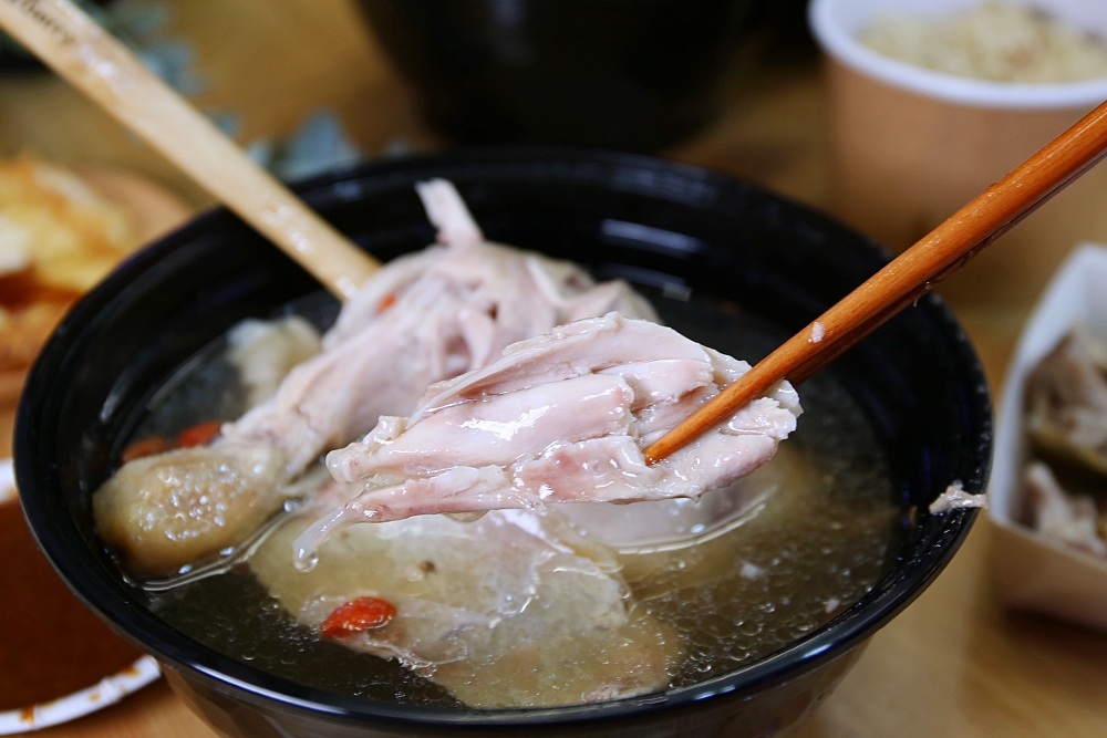 狸長村民食堂精誠店 炸雞煲湯專賣 慢燉雞湯碗碗都有整隻大雞腿 炸雞薄脆有肉汁好涮嘴