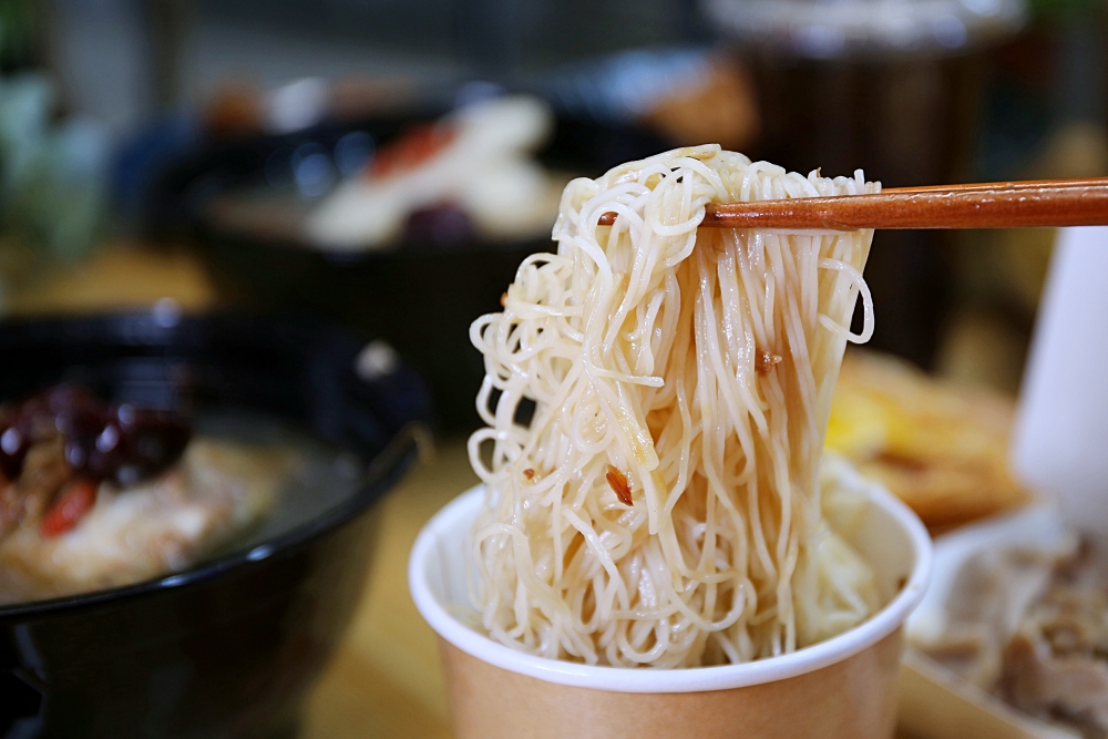 狸長村民食堂精誠店 炸雞煲湯專賣 慢燉雞湯碗碗都有整隻大雞腿 炸雞薄脆有肉汁好涮嘴