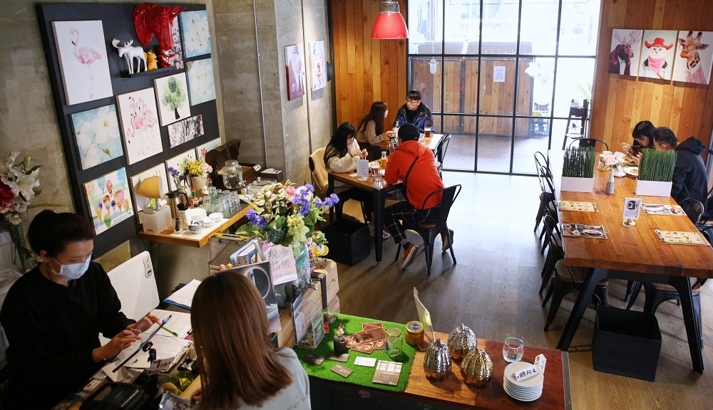 春三朝午 鄰近逢甲商圈的人氣早午餐 金沙跳跳蝦鹹香好開胃 可可毛巾卷擺盤好浪漫