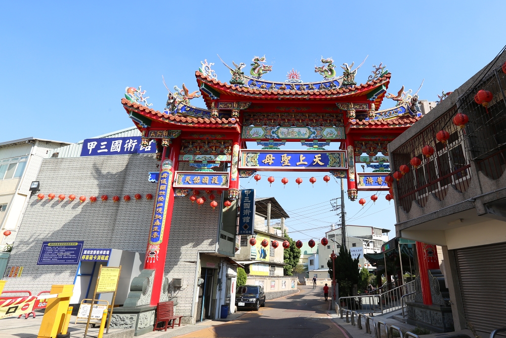 南屯老街三百年歷史的萬和宮香火鼎盛 安太歲點光明燈