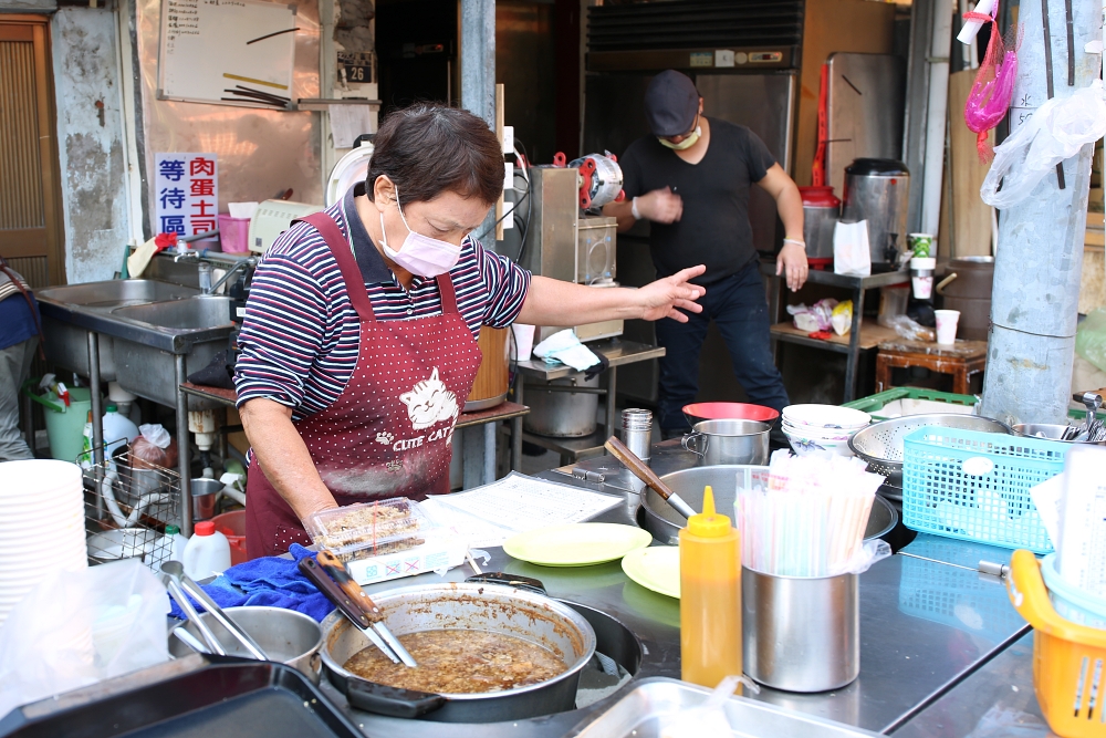 謝氏早點豆花專賣店 60年古早味老店，蛋餅油條蘿蔔糕必點