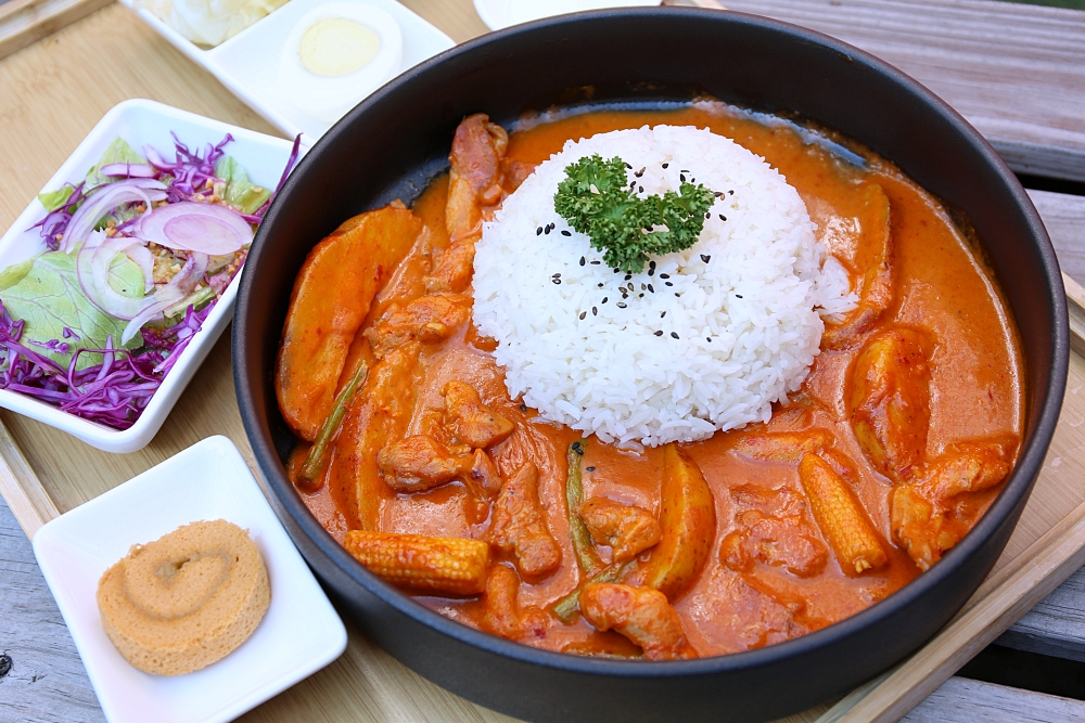 員林異國美食 饗料理 彩色貨櫃屋裡有超過五十種經典南洋料理 辣螃蟹蛋飯才$299就能獨享整隻螃蟹