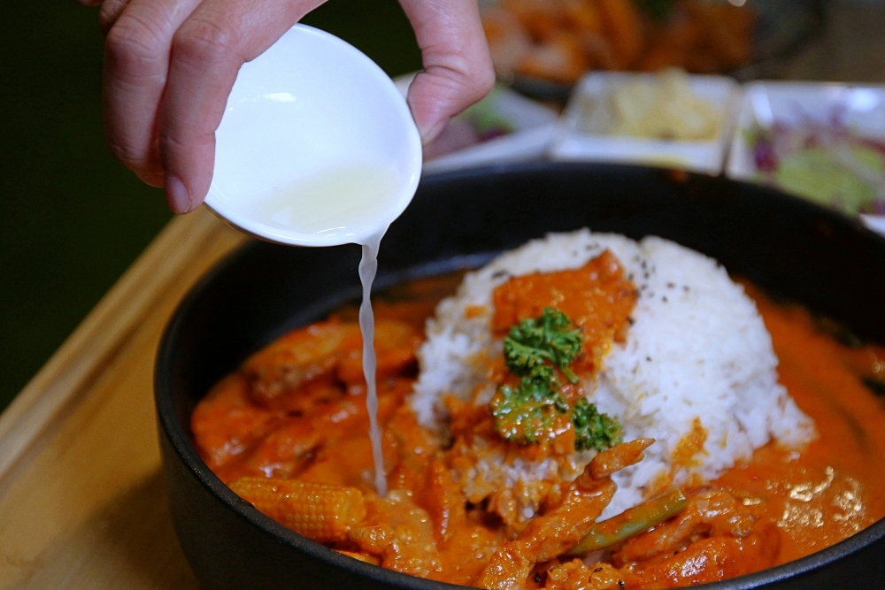 員林異國美食 饗料理 彩色貨櫃屋裡有超過五十種經典南洋料理 辣螃蟹蛋飯才$299就能獨享整隻螃蟹