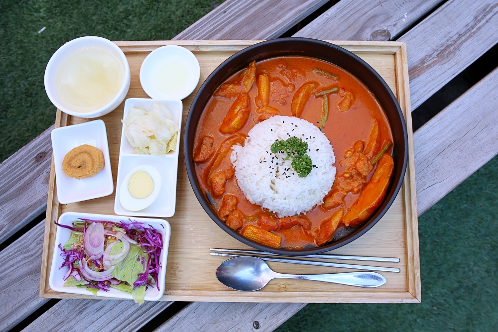 員林異國美食 饗料理 彩色貨櫃屋裡有超過五十種經典南洋料理 辣螃蟹蛋飯才$299就能獨享整隻螃蟹