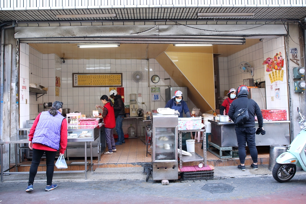 南屯老街美食 沒有招牌卻天天排隊的早餐店 招牌蛋餅好軟Q 就在萬和宮附近