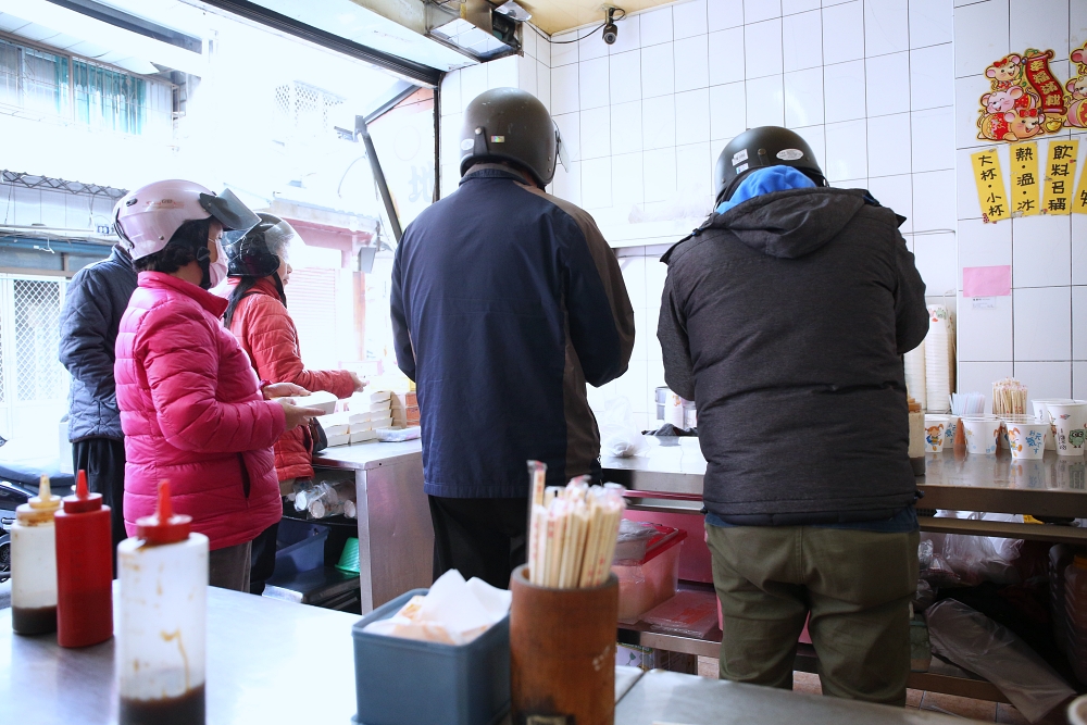 南屯老街美食 沒有招牌卻天天排隊的早餐店 招牌蛋餅好軟Q 就在萬和宮附近