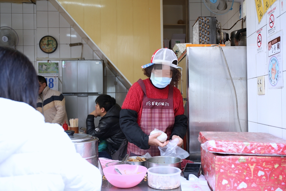 南屯老街美食 沒有招牌卻天天排隊的早餐店 招牌蛋餅好軟Q 就在萬和宮附近