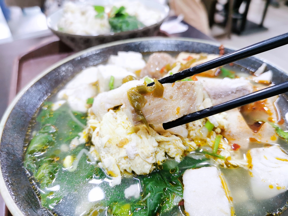 霧峰平價美食 多麵手貴州風味小吃 剁椒魚湯麵酸辣好夠味 點餐機自助點餐好方便