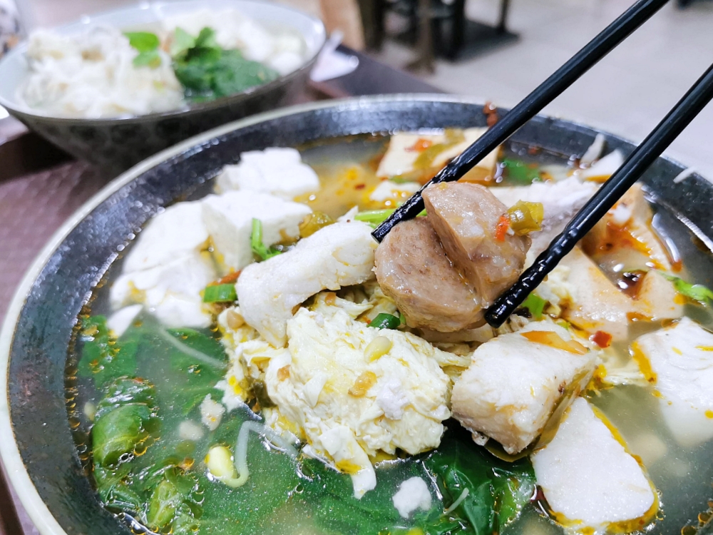 霧峰平價美食 多麵手貴州風味小吃 剁椒魚湯麵酸辣好夠味 點餐機自助點餐好方便