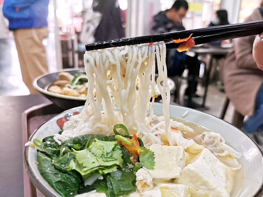 霧峰平價美食 多麵手貴州風味小吃 剁椒魚湯麵酸辣好夠味 點餐機自助點餐好方便