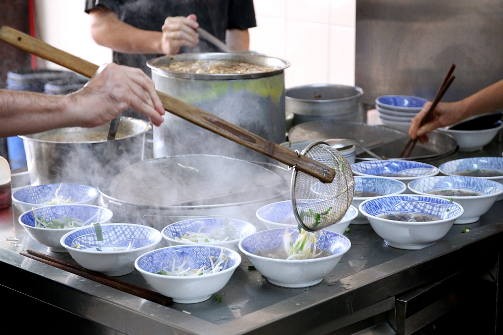 阿有麵店 南屯老街50年人氣小吃 餛飩飽滿多汁爆發力十足！