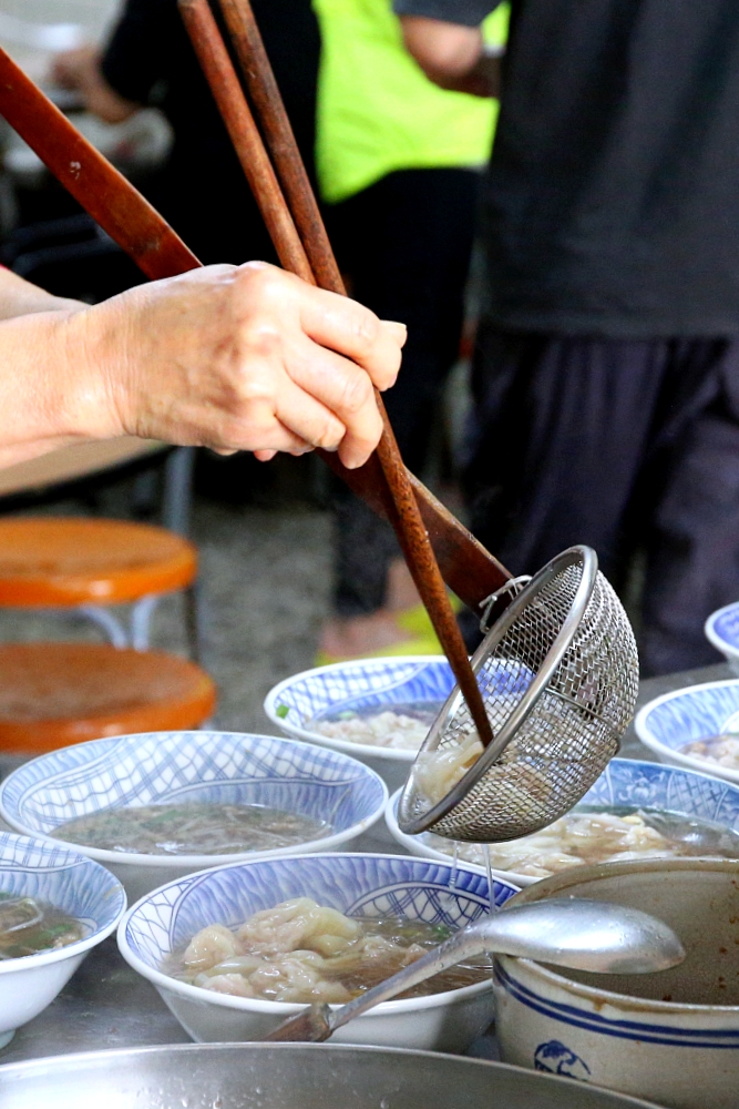 阿有麵店 南屯老街50年人氣小吃 餛飩飽滿多汁爆發力十足！