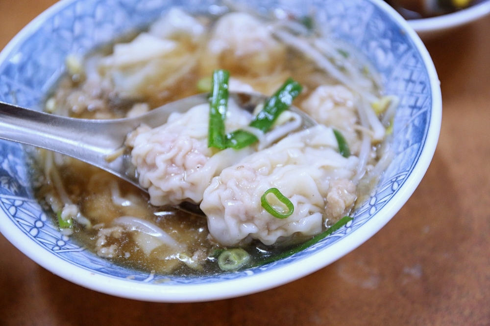 阿有麵店 南屯老街50年人氣小吃 餛飩飽滿多汁爆發力十足！