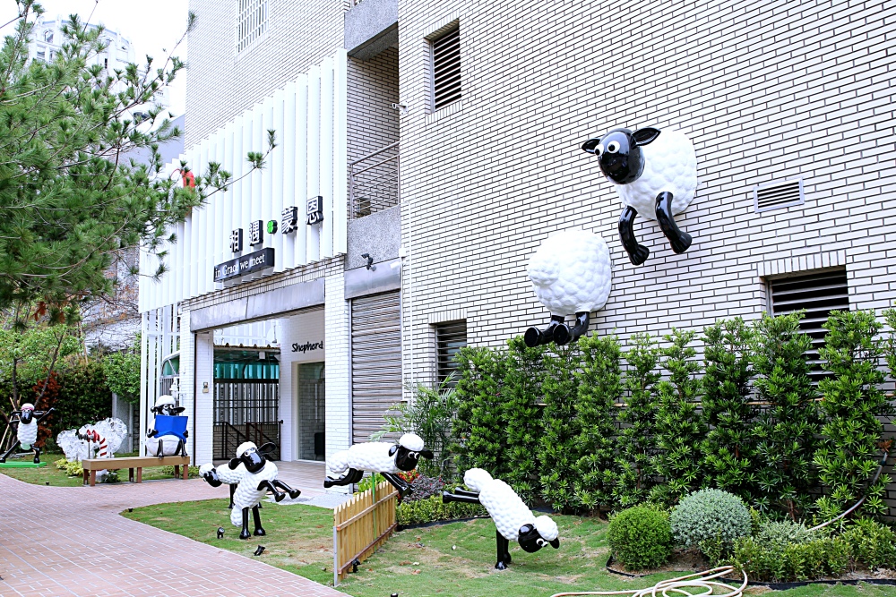 台中街頭出現七隻笑笑羊！還有一隻卡在牆上好可愛 文心森林公園景點