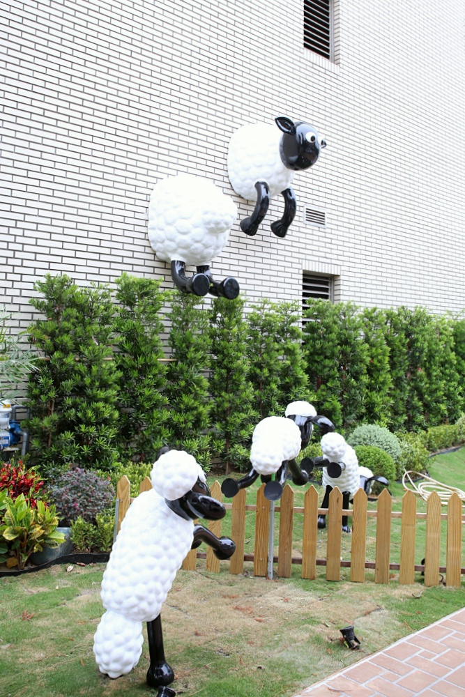 台中街頭出現七隻笑笑羊！還有一隻卡在牆上好可愛 文心森林公園景點