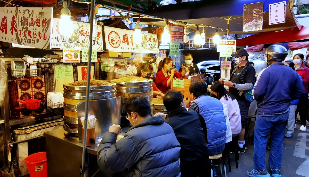 豐原廟東美食 清蒸蝦仁肉圓 皮薄餡滿還有整尾蝦子，加點辣更夠味，廟東人氣小吃！