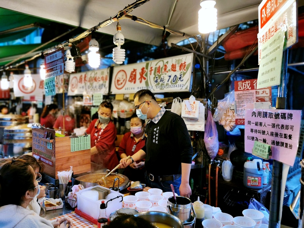 豐原廟東美食 清蒸蝦仁肉圓 皮薄餡滿還有整尾蝦子，加點辣更夠味，廟東人氣小吃！