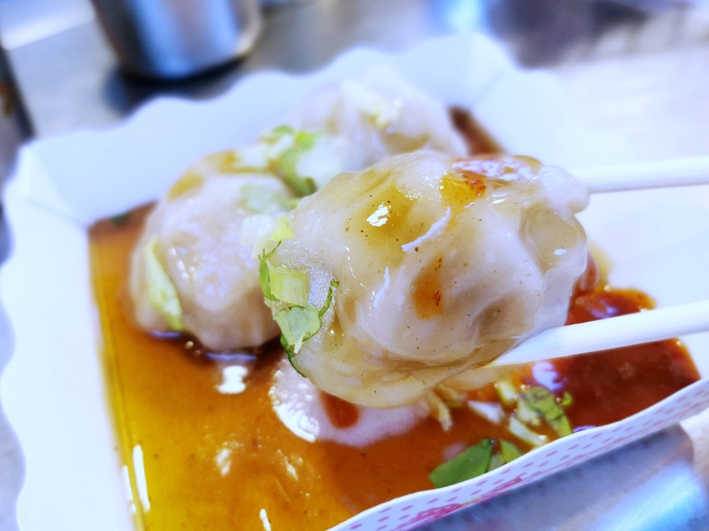 豐原廟東美食 清蒸蝦仁肉圓 皮薄餡滿還有整尾蝦子，加點辣更夠味，廟東人氣小吃！