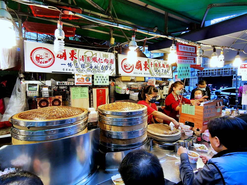 豐原廟東美食 清蒸蝦仁肉圓 皮薄餡滿還有整尾蝦子，加點辣更夠味，廟東人氣小吃！