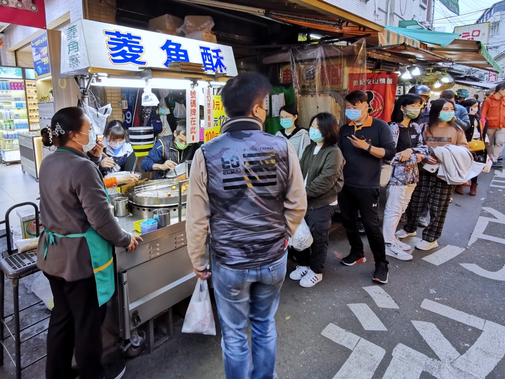 豐原廟東美食 清蒸蝦仁肉圓 皮薄餡滿還有整尾蝦子，加點辣更夠味，廟東人氣小吃！