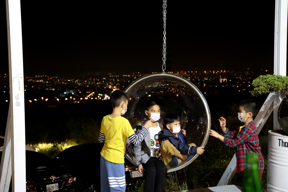 那兩蚵 台中親子夜景餐廳 峇里島風戶外座位，吃熱炒燒烤爽看百萬夜景 ，小朋友免費撈魚氣氛超嗨！