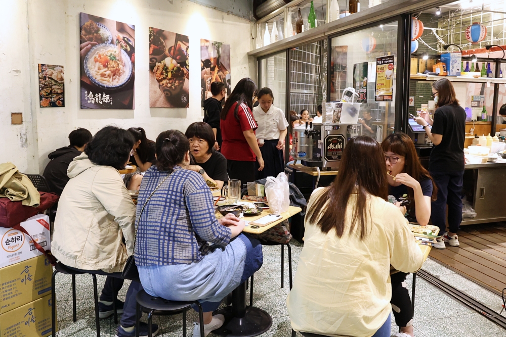 小小麥 隱藏在汽車修配廠裡的居酒屋，海鮮串燒配生啤真的超讚！