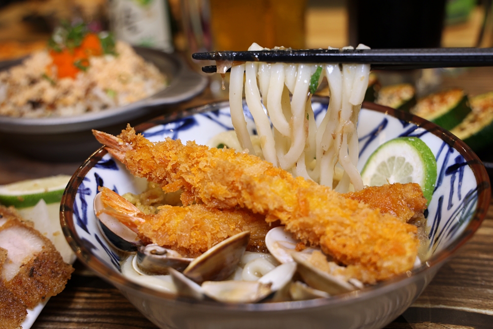 小小麥 隱藏在汽車修配廠裡的居酒屋，海鮮串燒配生啤真的超讚！