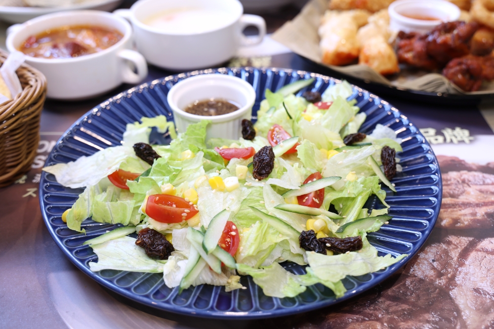 瀧厚炙燒熟成牛排 中科商圈人氣牛排館  溼式熟成肉好又大塊，還有牛肉羅宋湯免費喝到飽！