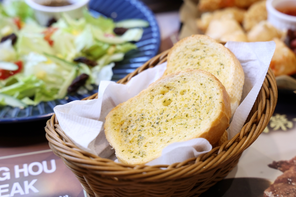 瀧厚炙燒熟成牛排 中科商圈人氣牛排館  溼式熟成肉好又大塊，還有牛肉羅宋湯免費喝到飽！