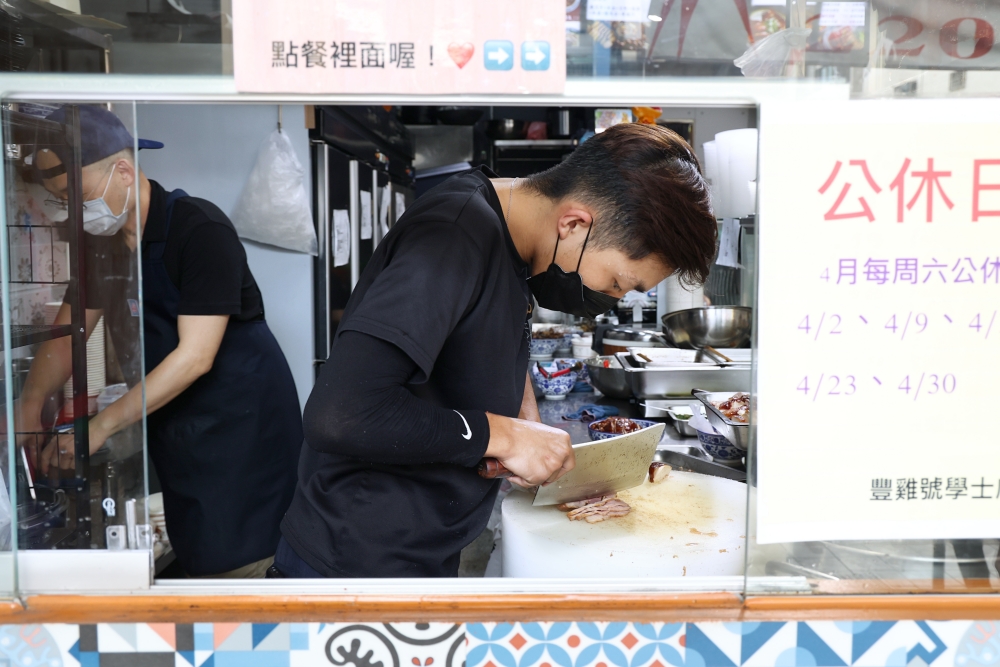 豐雞號 超人氣港式油雞便當好豐盛，道地港式油雞必點，免費藥膳雞湯喝到飽！