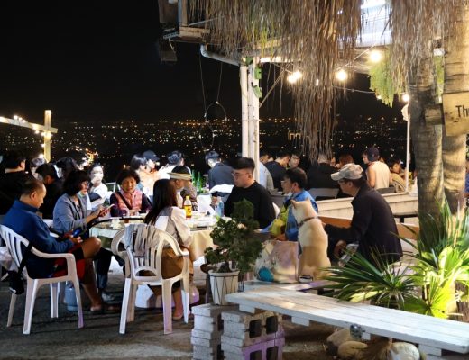 那兩蚵 台中親子夜景餐廳 峇里島風戶外座位，吃熱炒燒烤爽看百萬夜景 ，小朋友免費撈魚氣氛超嗨！