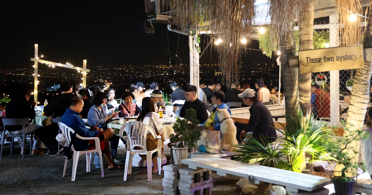 那兩蚵 台中親子夜景餐廳 峇里島風戶外座位，吃熱炒燒烤爽看百萬夜景 ，小朋友免費撈魚氣氛超嗨！