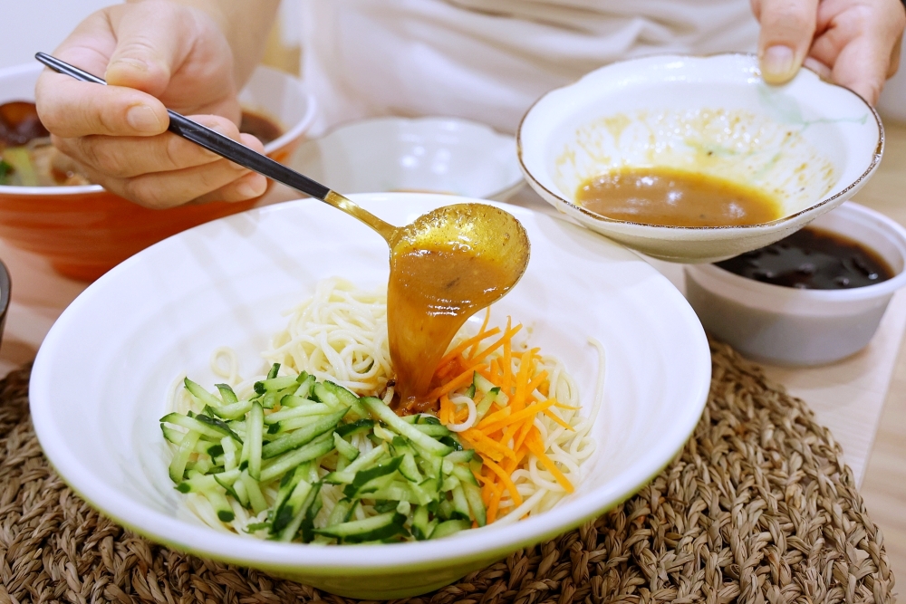 重慶老爹 百分百重慶味的涼麵店，麻辣燙、麻辣鴨血配黑糖仙草，超讚！