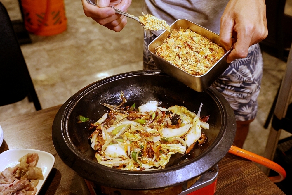 食藝石頭火鍋 梅川老店，桌邊麻油爆香的傳統石頭火鍋，滿滿古早味好有氣氛！